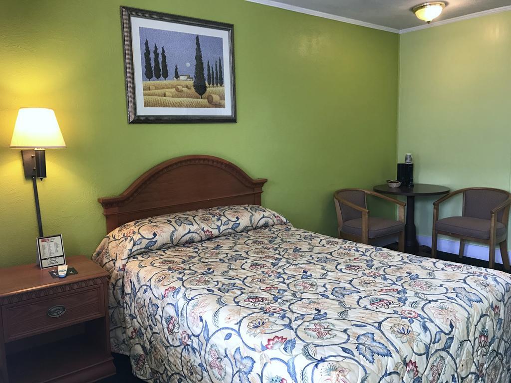 Economy Inn Danville Bagian luar foto