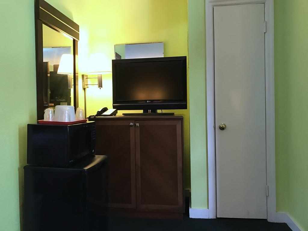 Economy Inn Danville Bagian luar foto